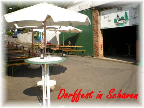 Stehtisch und Biertische vor dem offenen Scheunentor