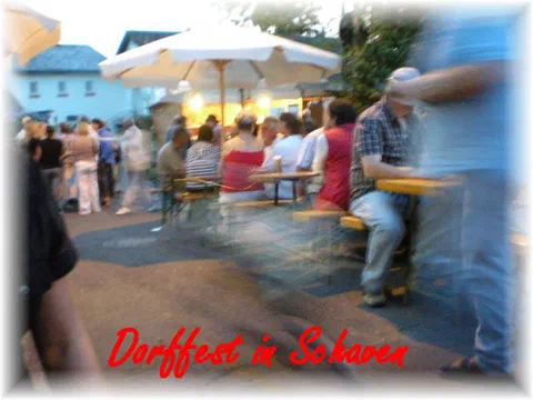 Gäste am Abend beim Dorffest