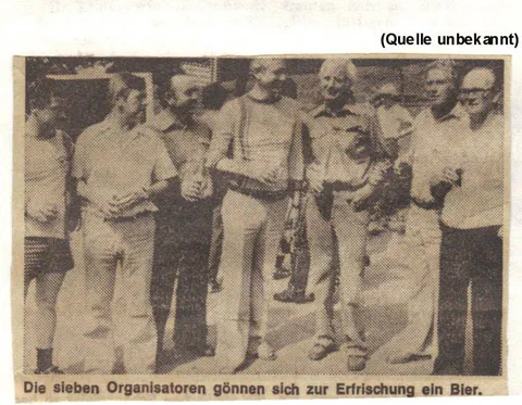 Zeitungsfoto von 1980 mit der Bildunterschrift „Die sieben Organisatoren gönnen sich zur Erfrischung ein Bier“