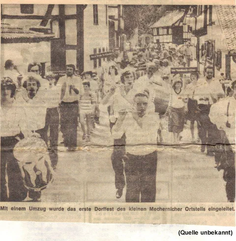 Zeitungsfoto von 1980 mit der Bildunterschrift „Mit einem Umzug wurde das erste Dorffest des kleinen Mechernicher Ortsteils eingeleitet“