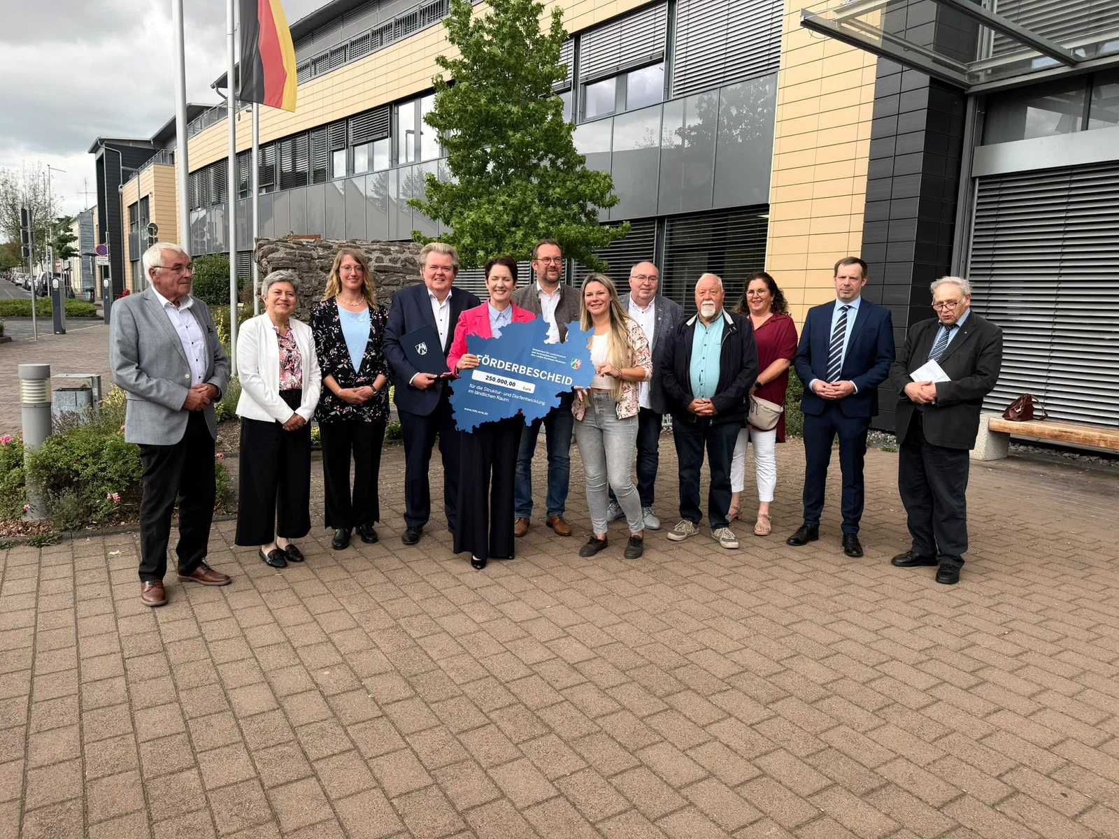 Gruppenbild bei der Übergabe des Förderbescheids