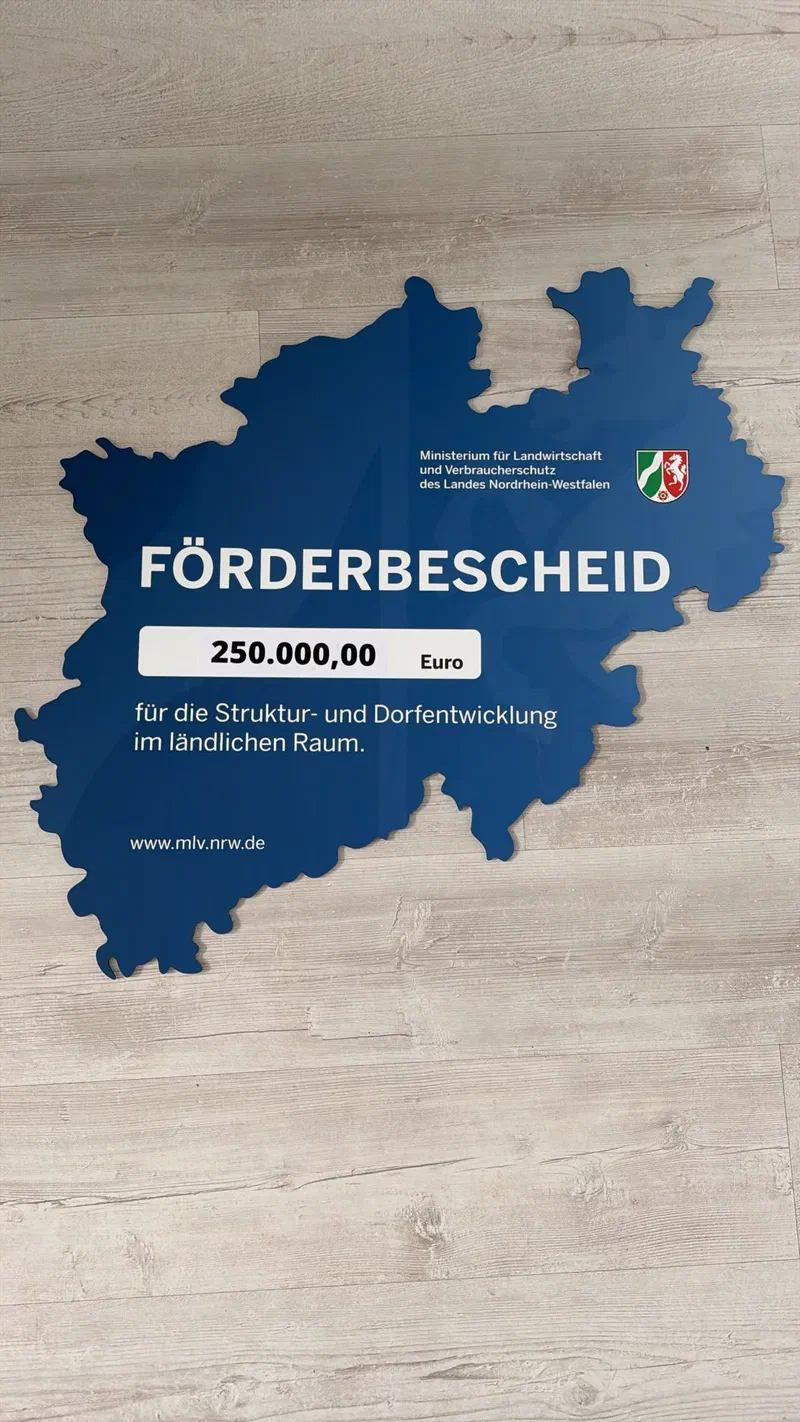 Der Förderbescheid über 250.000 Euro in Form der Landkarte von Nordrhein-Westfalen