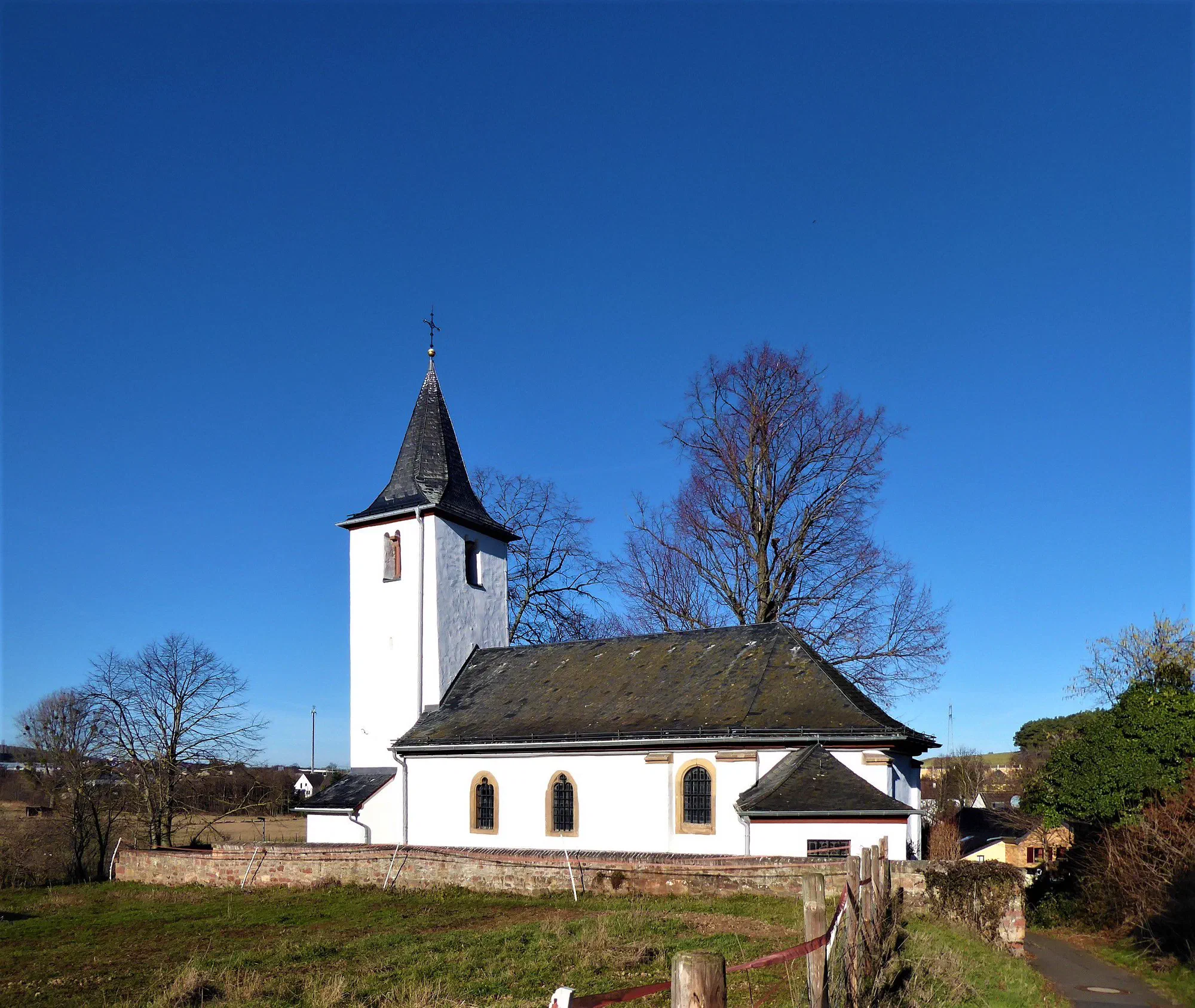 Kirche St. Agatha mit Kirchhof